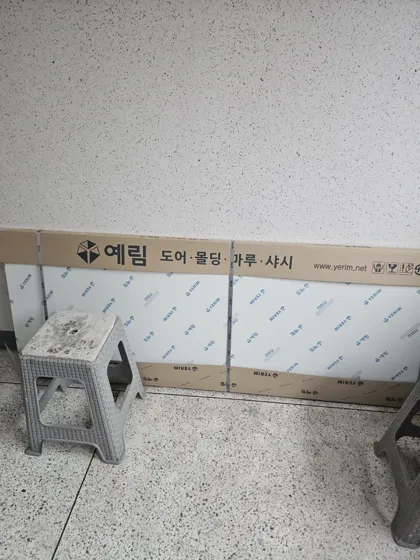 문짝교체 현장사진 3 새 문짝 반입