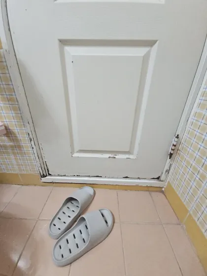 문짝교체 현장사진 1 기존 문 하부 상태