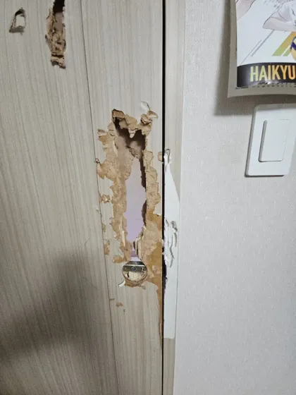 오래된 문짝 철거교체 현장사진 2 기존 문 손상 부위