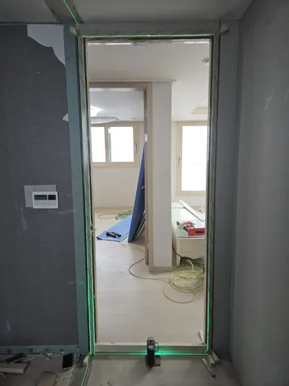 문짝교체 현장사진 2 문틀 수평 확인