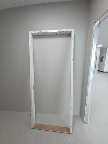 문짝교체 현장사진 2 새 문틀 반입