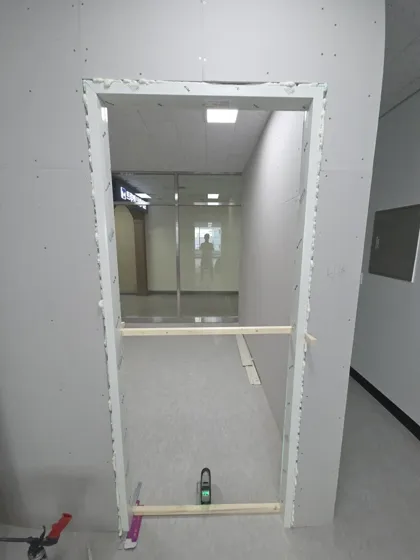 문짝교체 현장사진 4 문틀 수평 확인