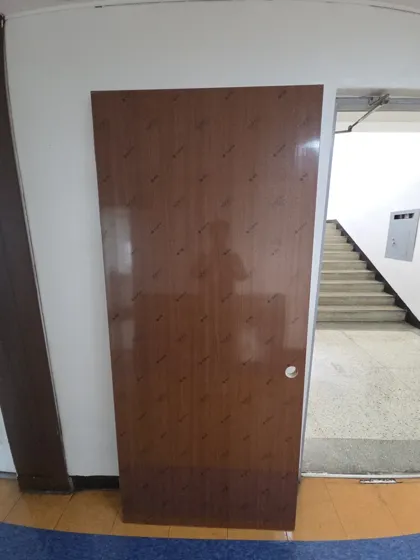 사무실 출입문 교체설치 현장사진 4 새 문짝 반입