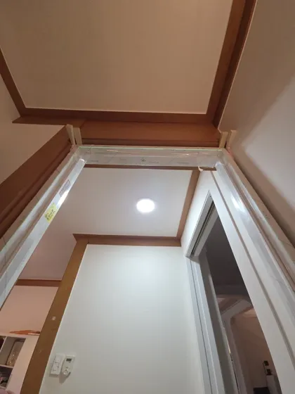 맞춤 문짝 실측설치 현장사진 4 문틀 상부 확인