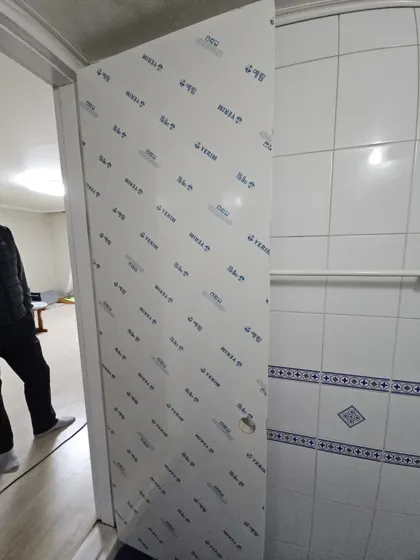 화장실 문짝교체 현장사진 4 새 문짝 반입
