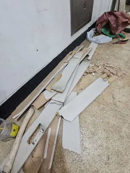 상가 문짝교체 현장사진 3 철거 후 잔재