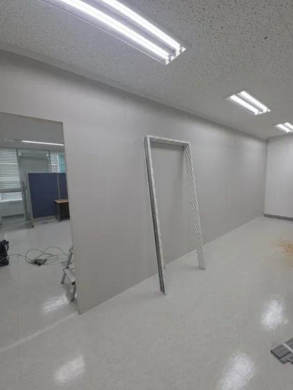 문짝교체 현장사진 2 새 문틀 반입