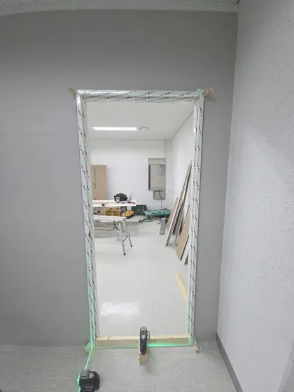 문짝교체 현장사진 3 새 문틀 설치