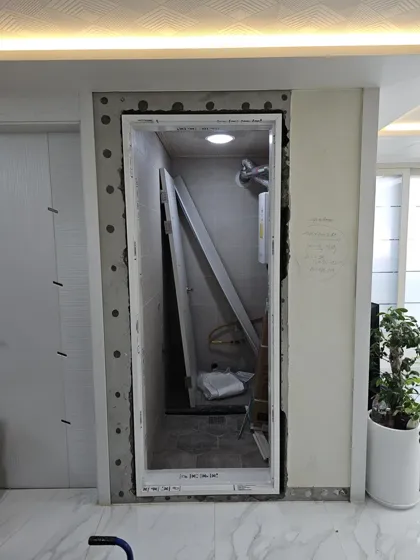 다용도실 문짝교체 현장사진 2 철거 후 개구부