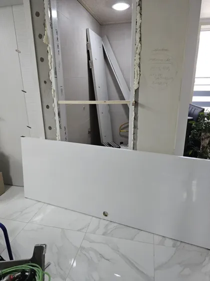 다용도실 문짝교체 현장사진 4 새 문짝 반입