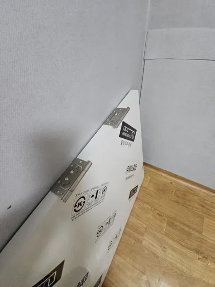 ABS도어 교체 현장사진 4 경첩 부착 작업