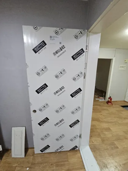 ABS도어 교체 현장사진 5 문틀에 맞춰 설치