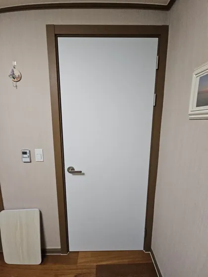 방문교체 현장사진 4 새 문짝 설치