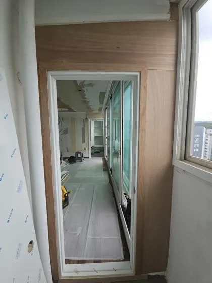 베란다 중문교체 현장사진 5 새 문틀 설치